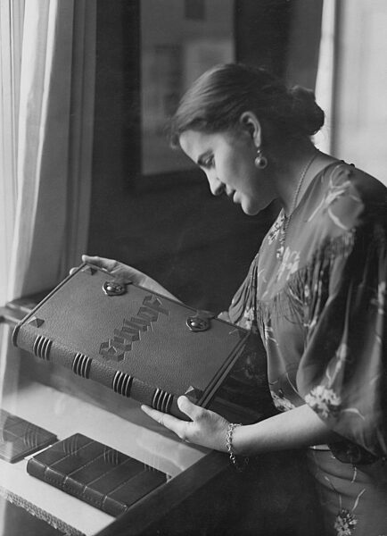 Ausstellungsbesucherin mit einem Erbhofbuch, 1934