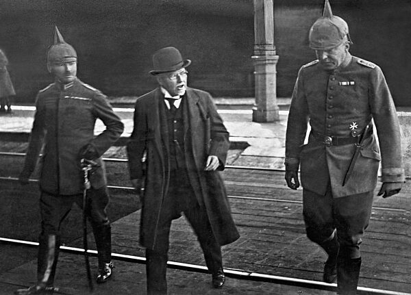 Freiherr von Hertling, Graf Stierum und Bahnhofskommandant Reiss, 1918