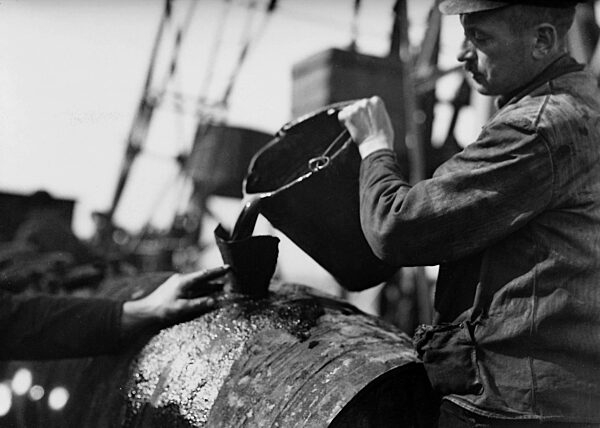 The bottling of crude oil in Germany, 1904