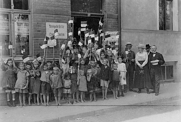 German children in front of an accommodation assignment center during the referendum in West Prussia, 1920
