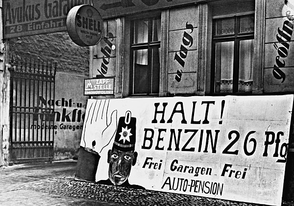 Tankstellenwerbung in Berlin, 1930