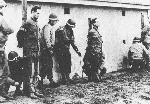 Erschießung von SS-Soldaten während der Ardennen-Offensive, 1944