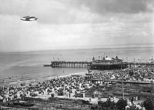 Dornier Do-X im Vorbeiflug über Ahlbeck, 1932