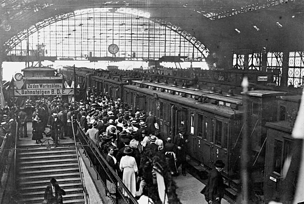 Arrival of eligible voters at the Silesian railway station in Berlin, 1920