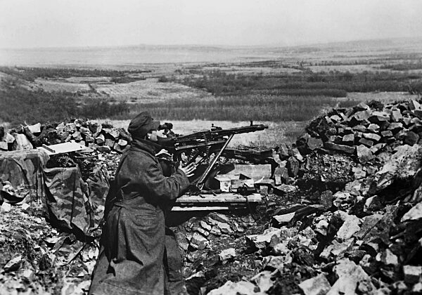 Deutscher Soldat in seiner Stellung an der Ostfront, 1943