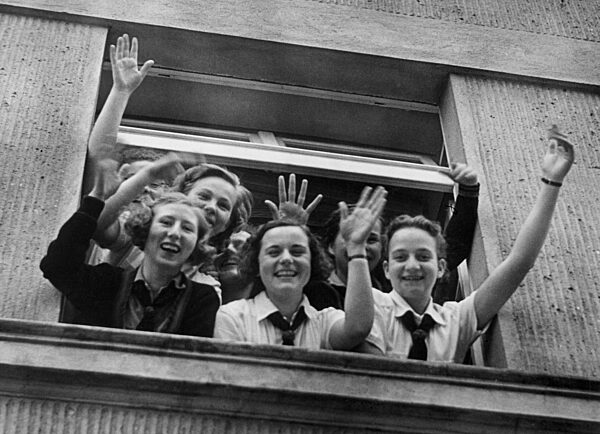 BDM girls waving out of the window, 1939