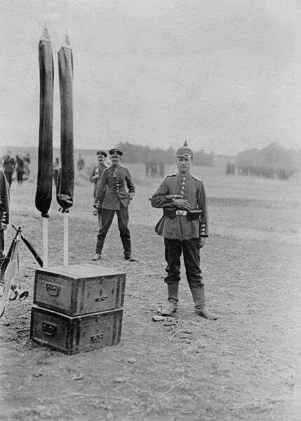 Posten an der Fahne bei den Kaisermanövern in Deutschland, 1911