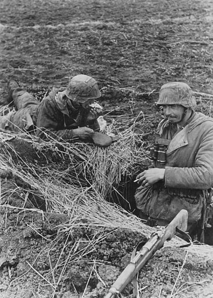 Deutsche Soldaten in Stellungen bei Tarnopol, 1944