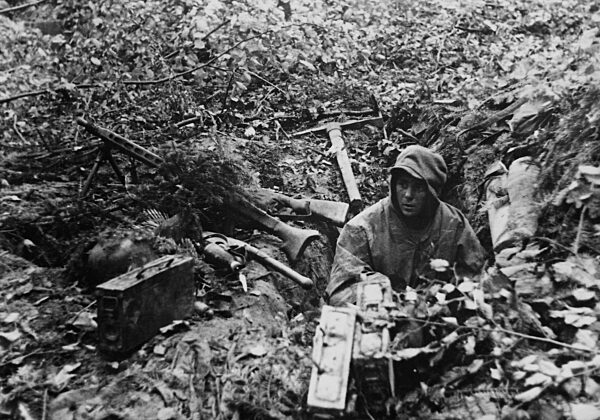 Deutscher Soldat in seiner Stellung an der Ostfront, 1944
