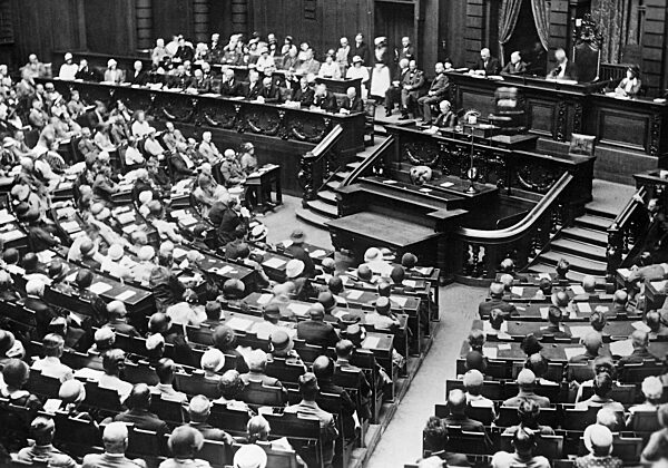 Demonstration of the working committee of the German associations against the Versailles Treaty, 1932