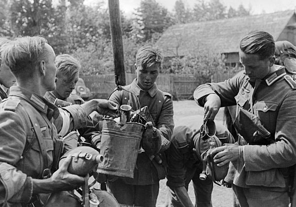 German soldiers during a rest stop at a fountain, 1941