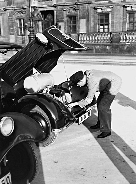 Technische Überprüfung eines Autos in Berlin, 1934