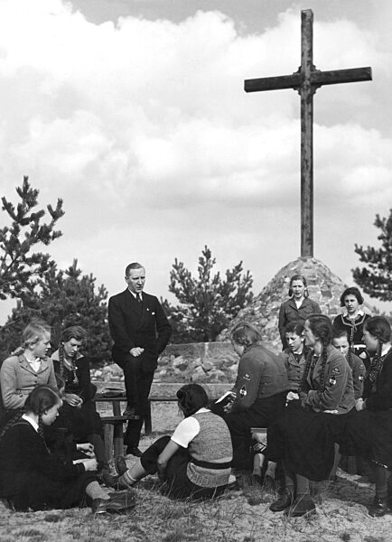 Female confirmands and minister in National Socialism