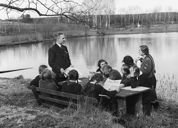 Youth pastor with female confirmees in uniforms of the BDM, 1936