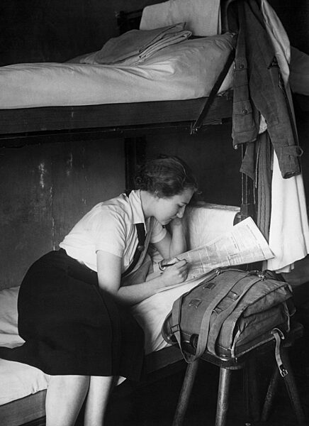 BDM girls reading newspaper, 1939