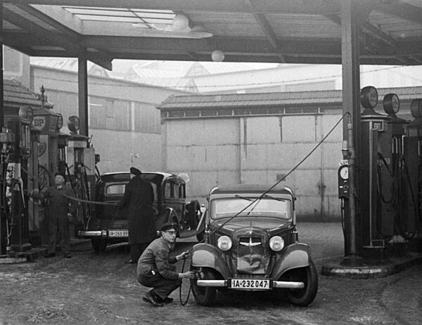 BP-Tankstelle in Berlin, 1937