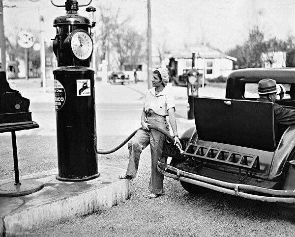 Frau beim Tanken, 1932