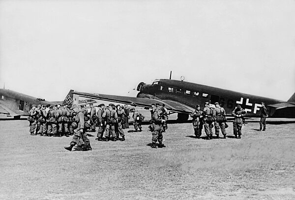 German paratroopers capture Corinth, 1941