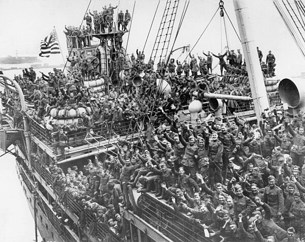 Amerikanische Truppen bei ihrer Ankunft in einem französischen Hafen, 1918