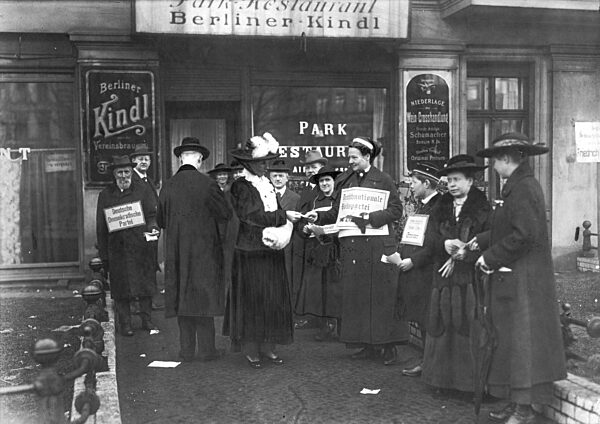 Wahlhelfer verteilen Flugblätter zur Gemeindewahl