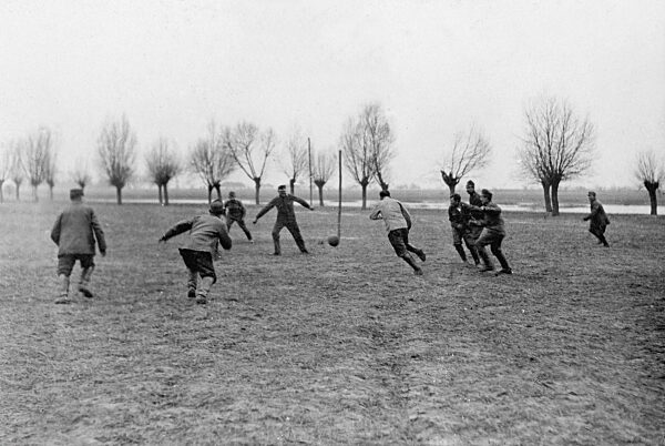 Soccer during the war, 1915