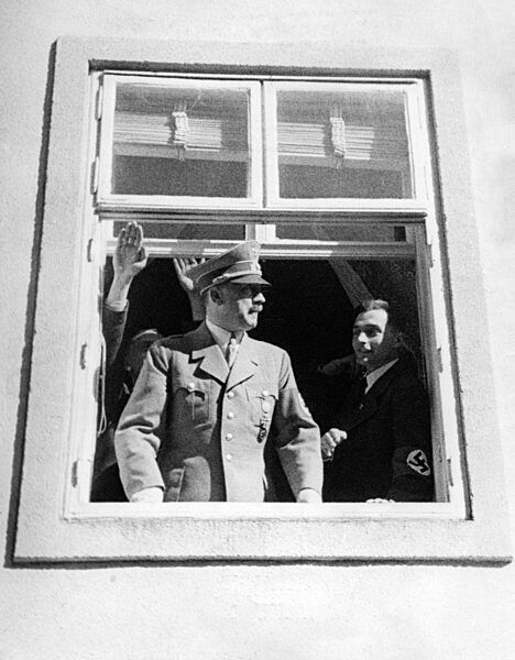 Adolf Hitler in St. P?lten, 1938
