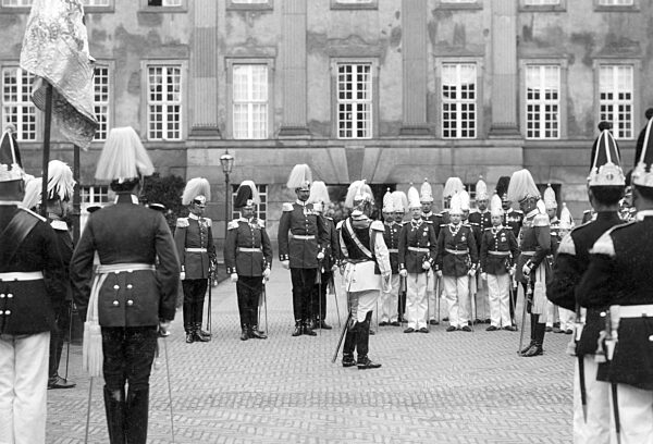 Emperor WilliamòIIòatòthe conscriptionòof Prince Oskar into the army, 1898