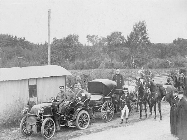 Auto während des Kaisermanövers bei Stettin, ca. 1910