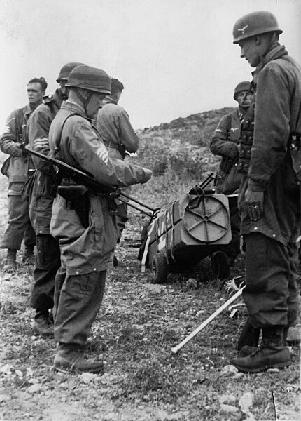German paratroopers during the fights at the isthmus of Corinth, 1941