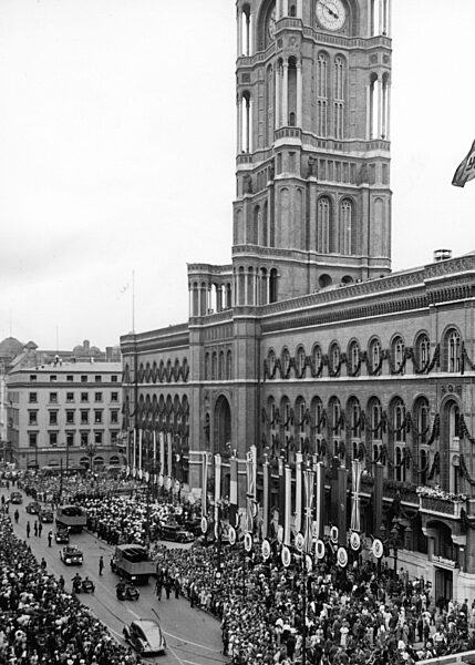 Summer Olympics in Berlin: Arrival of the American Olympic-Team in front of the town hall, 1936