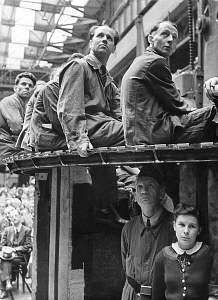 Konzert in einem Rüstungsbetrieb in Deutschland, 1943