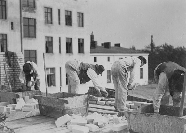 Bricklayers on a construction site, 1907