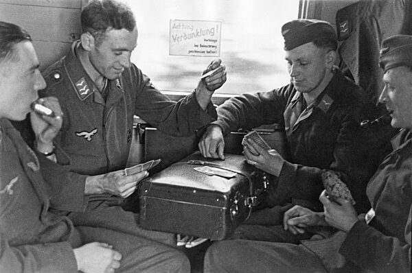 Deutsche Fronturlauber spielen Skat, 1941
