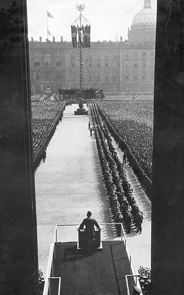Adolf Hitler bei einer Veranstaltung zum Ersten Mai in Berlin, 1936