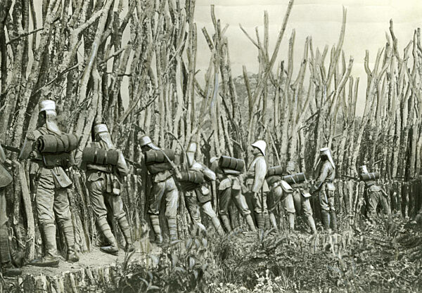 Askaris und deutsche Offiziere in Ostafrika, um 1914