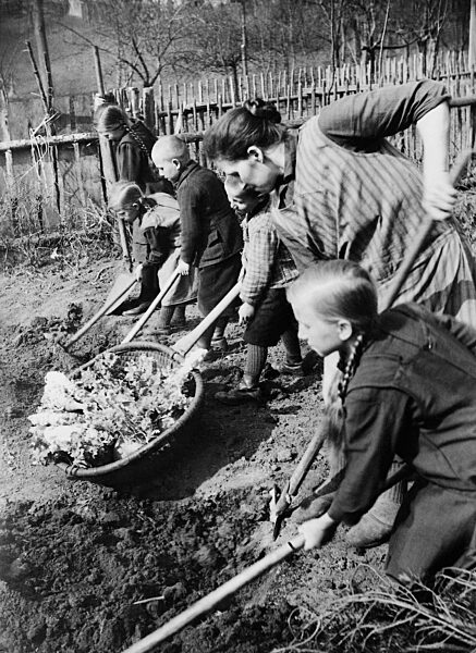 Bäuerin und ihre Kinder bei Gartenarbeit, 1934