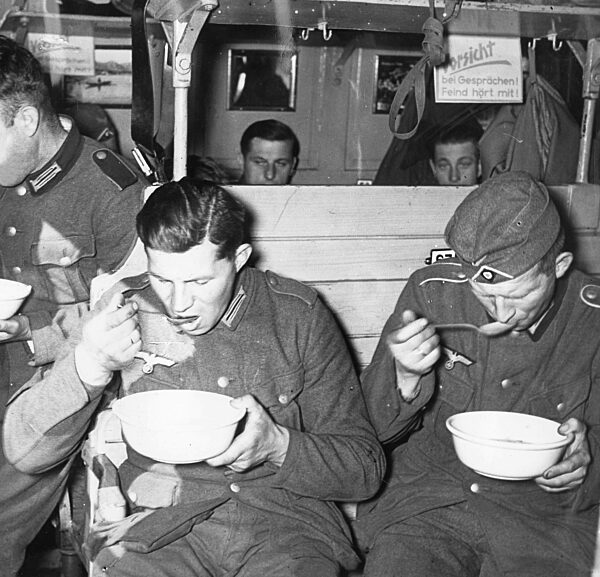 Deutsche Soldaten in einem Urlauberzug, 1941