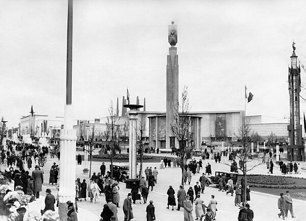 Visitors at the World Exhibition in Brussels, 1935