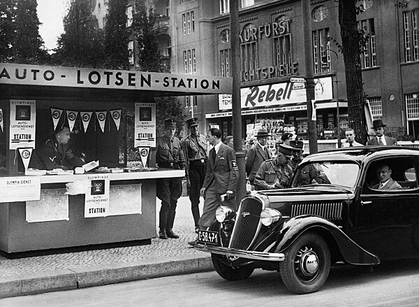 Car guide center in Berlin, 1936