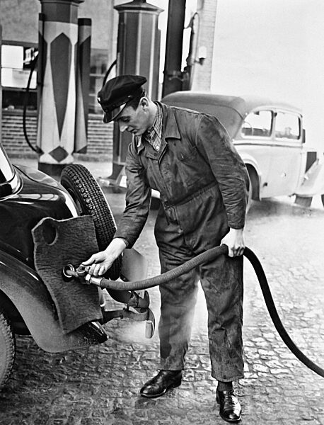 Tankstelle, 1937