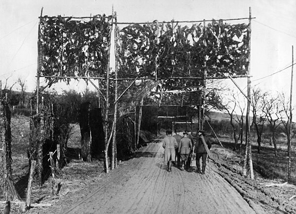 Tarnung an Nachschubstraßen in Frankreich, 1916