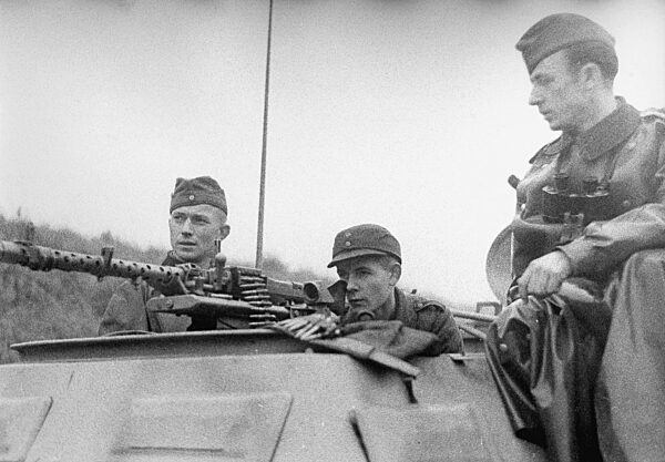 Training of officer candidates during the Second World War, 1943