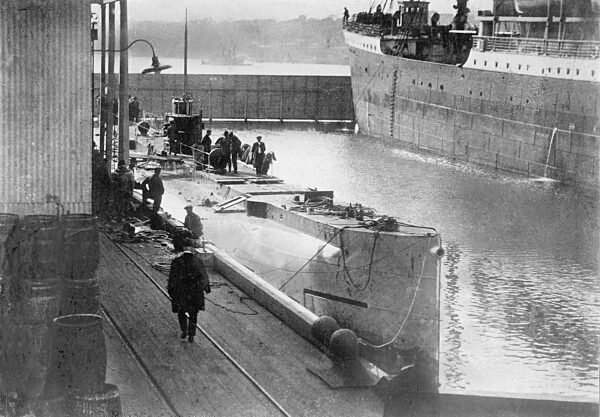 Deutsches Handels-U-Boot "Deutschland" im Hafen von New London, 1917