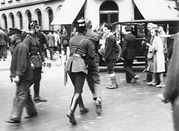Police dissolves a student demonstration, 1932