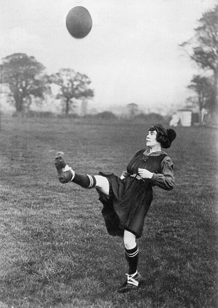 Frau beim Fussball spielen, 1919