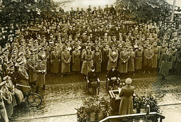 Staatssekretär Frank spricht auf einer Feierstunde für Heydrich, 1942