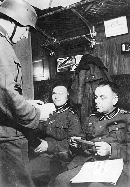 Deutsche Fronturlauber im Zug, 1942