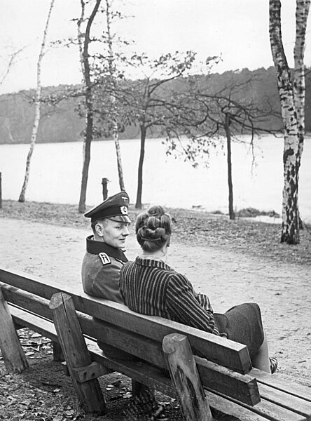 Deutscher Fronturlauber mit seiner Freundin, 1940