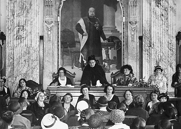 Marianne Hainisch bei einer Tagung des deutsch-österreichischen Frauenbundes, 1932