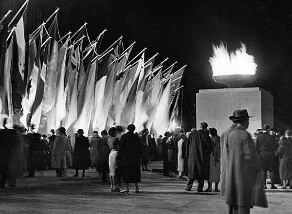 Olympic Games in Berlin: Lights and flags Unter den Linden: 1936